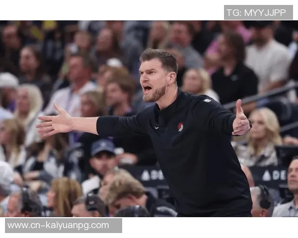 小杨激情泼水庆祝斯普利特首场胜利并获得比赛用球